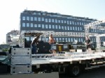 Unsere Crew beim Aufbau des Wagens