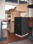 Blick zum DJ-Pult mit Amprack und Subwoofer G-400